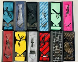 Kit gravata padrão com lenço e abotoadura na caixa decorada, cada