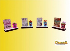 Lembran�a placa madeira com vaso flor, cada