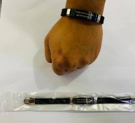 Pulseira borracha chapinha regul�vel ( Tudo posso naquele que me fortalece) com fecho de ferro