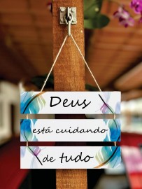Quadro plaquinha decorativa com 3 partes e barbante (Deus esta cuidando de tudo) 