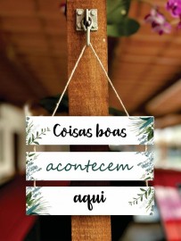 Quadro plaquinha decorativa com 3 partes e barbante (coisas boas acontecem aqui) 