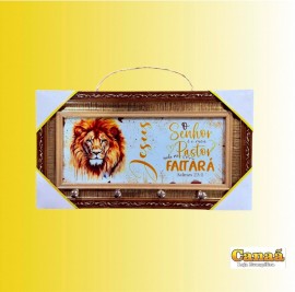 Porta chave moldura dourada de madeira com vidro ( Le�o /Jesus/ O Senhor � meu Pastor e nada me faltara) 