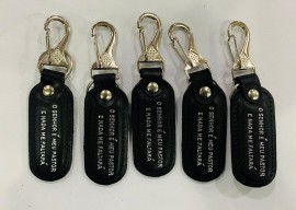 Chaveiro couro preto com mosqueto ( JESUS TE AMA, DEUS  FIEL)