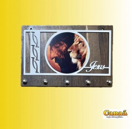 Porta chaves madeira modelo novo (Leo /Jesus com escrita Jesus  )