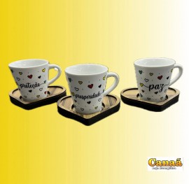 Caneca branca de porcelana com pires em Mdf com 120 ml (palavras variadas com coraes) 