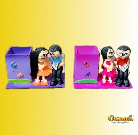 Casal biscuit sentados no banco lendo a Bblia, cada