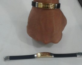 Pulseira borracha com chapa de ferro Jesus dourada,cada