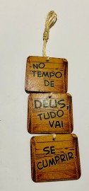 Placa MDF na corda amarradinho , cor fosca ( no tempo de Deus tudo vai se cumprir), cada