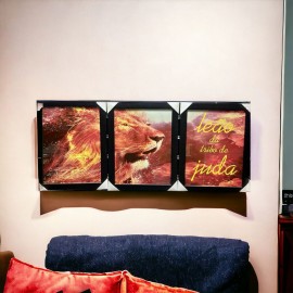 Quadro madeira com moldura e vidro TRIO ( LEO CABEA DE FOGO DA TRIBO DE JUD )